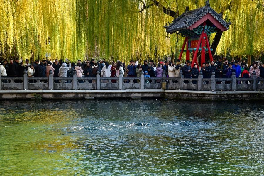 นทท.เยือน 'น้ำพุร้อนเป้าทู' ที่เที่ยวดังในจี่หนาน ช่วงฤดูหนาว