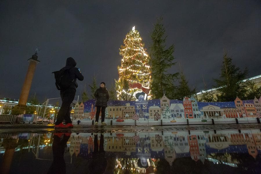 ต้นไม้ปีใหม่' สว่างไสวในเซนต์ปีเตอร์สเบิร์ก