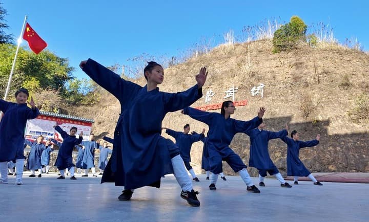 รำมวย 'ไทเก๊ก' ฝึกฝนกายใจบนขุนเขาอู่ตังในหูเป่ย