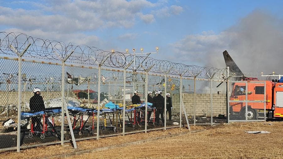 เครื่องบินไถลออกนอกรันเวย์ในเกาหลีใต้ ดับ 47 รายแล้ว