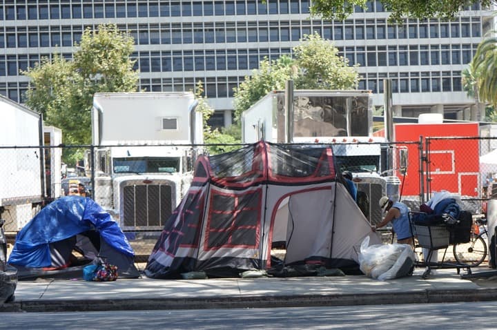 วิกฤตผู้อพยพดันยอด 'คนไร้บ้าน' ในสหรัฐฯ สูงเป็นประวัติการณ์ในปี 2024