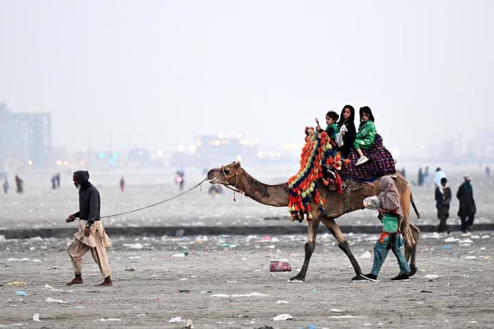 Asia Album : ชาวปากีสถานเที่ยว 'ชายหาด' ท้าลมหนาวในการาจี