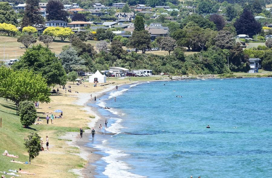 เดินชมวิว ตีกอล์ฟริม 'ทะเลสาบเทาโป' ในนิวซีแลนด์