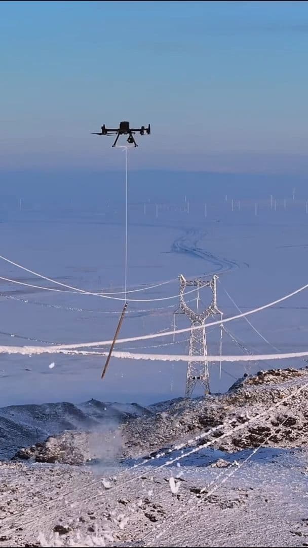 โดรนบินเคลียร์น้ำแข็งเกาะสายไฟในซินเจียง
