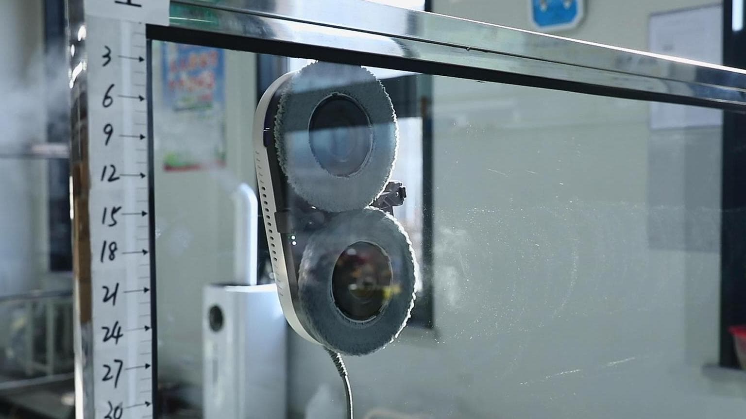 ต่างชาติปลื้ม 'หุ่นยนต์เช็ดถูหน้าต่าง' ฝีมือจีน ตัวช่วยสุดคุ้มค่า