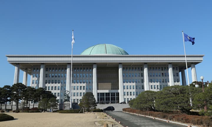 รัฐสภาเกาหลีใต้ผ่านญัตติถอดถอน 'ปธน.ยุน ซอก-ยอล