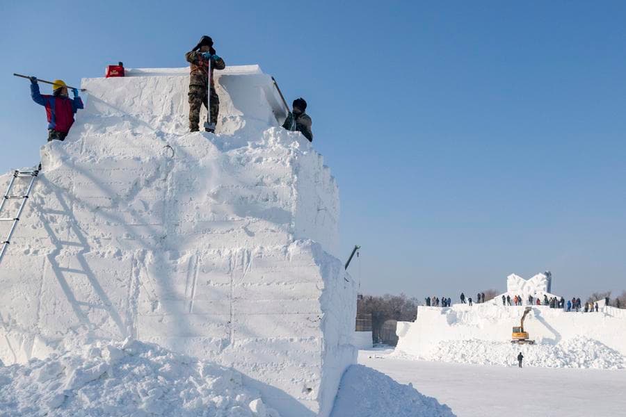 ช่างฝีมือเนรมิตรูปปั้นหิมะ 'ซุนหงอคง' ในฮาร์บิน