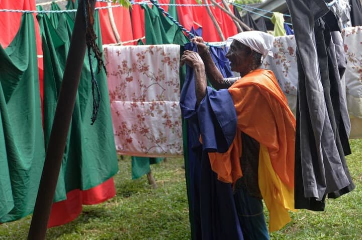 สัมผัสวิถีชีวิต 'ชุมชนรับจ้างซักผ้า' แห่งสุดท้ายในศรีลังกา