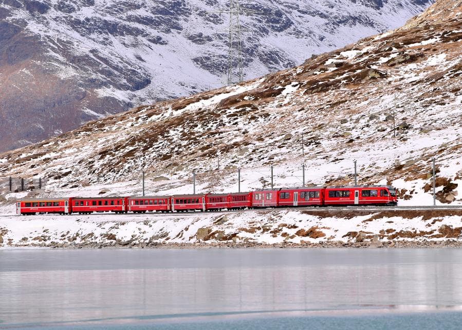 รถไฟสีแดงพาลัดเลาะชมวิวตาม 'เส้นทางรถไฟมรดกโลก' ในสวิตเซอร์แลนด์