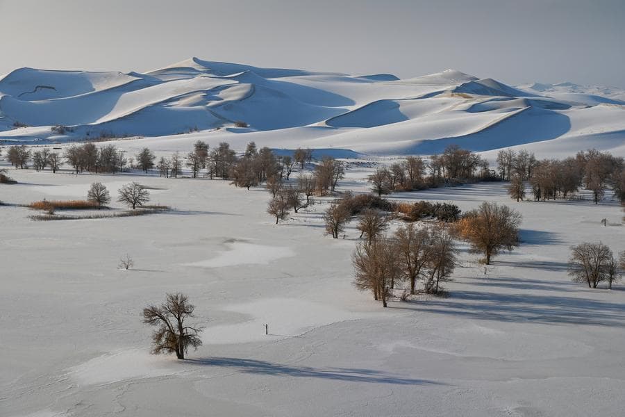หิมะขาวห่ม 'ทะเลทราย' กว้างใหญ่ในซินเจียง