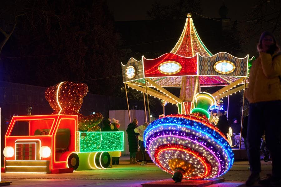 วอร์ซอประดับไฟหลากสี ตกแต่งเมืองรับคริสต์มาส