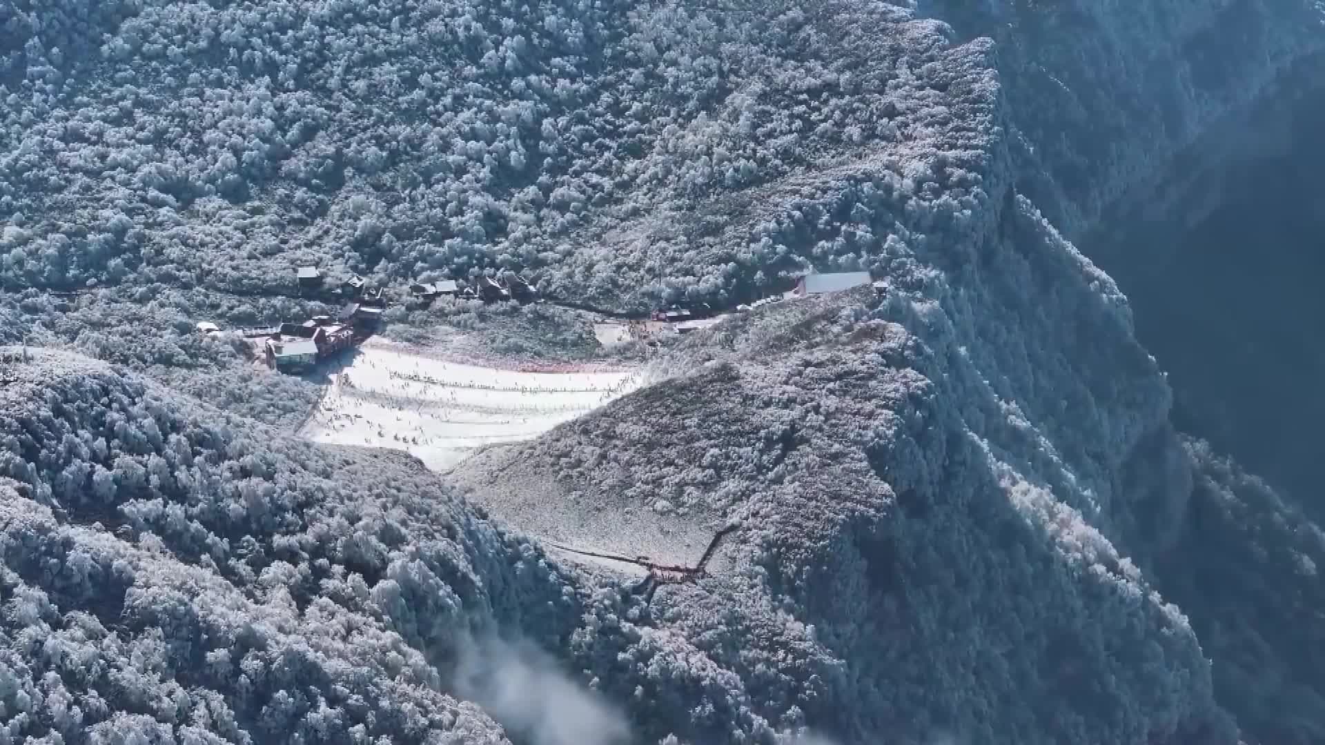 ขุนเขา 'พระพุทธทองคำ' ยามหิมะขาวย้อมสีในฉงชิ่ง