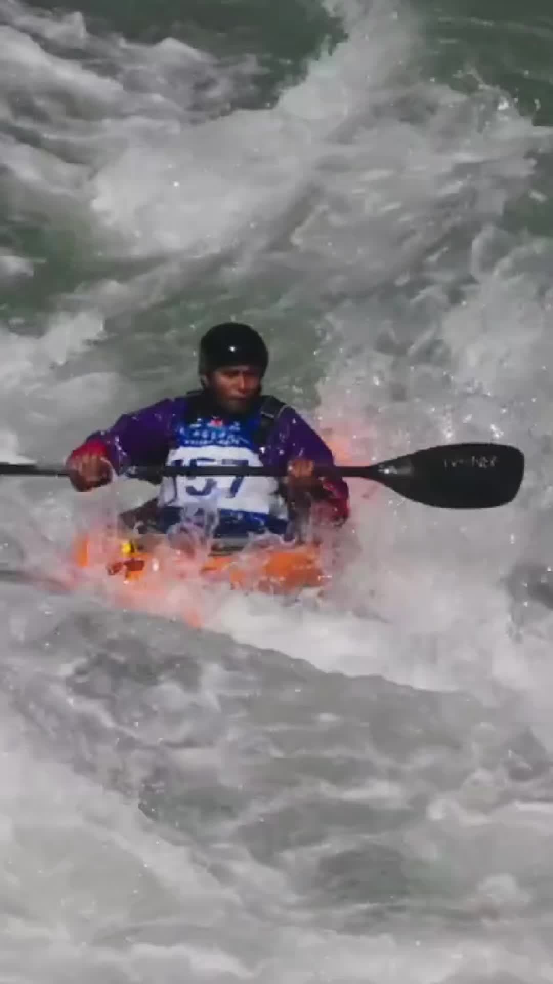 นักกีฬาลงชิงชัย 'พายเรือคายัค' กลางแม่น้ำไหลเชี่ยวในยูนนาน