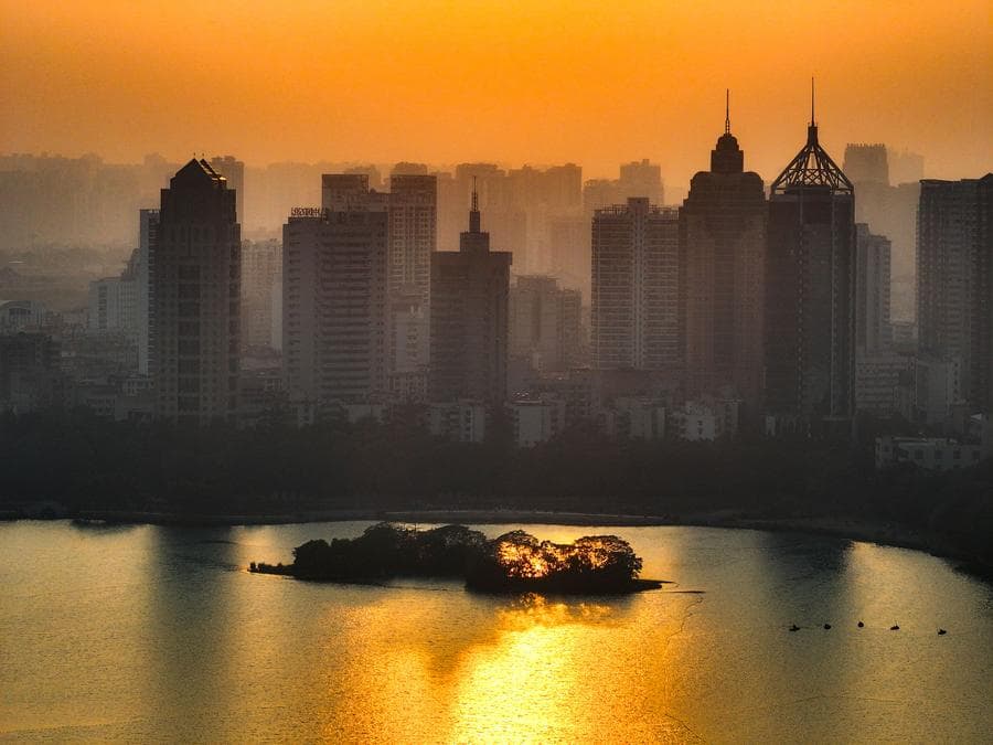 ตะวันตกดินสาดแสงส่อง 'สะพาน' ข้ามทะเลสาบในหนานหนิง