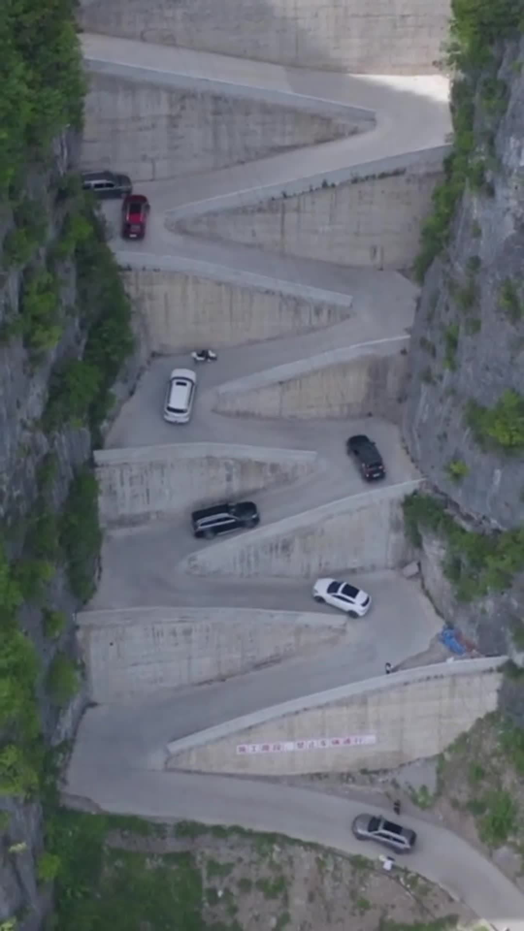 กล้าไหม! ขับรถไต่โค้งหักศอก 'ถนนขึ้นลงเขา' สุดหวาดเสียวในฉงชิ่ง