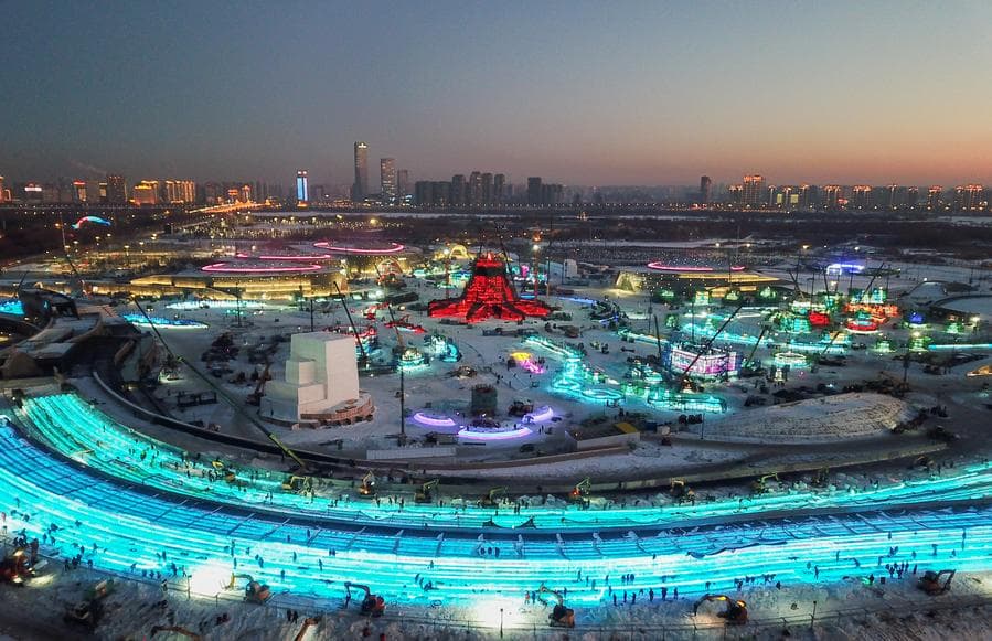 ส่องงานสร้างสวนสนุก 'โลกน้ำแข็ง-หิมะ' ในฮาร์บิน