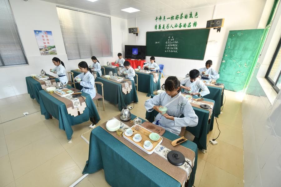 เด็กจีนเรียนรู้วัฒนธรรม 'ชาลิ่วเป่า' ของดีในกว่างซี