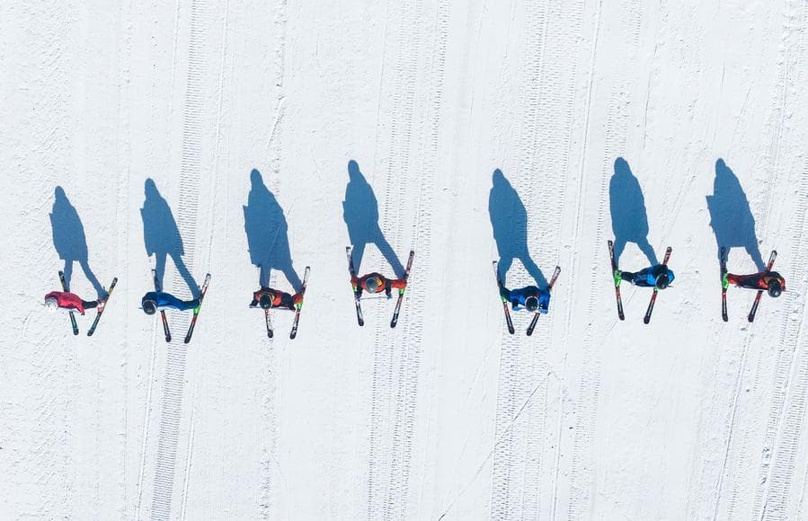 นักท่องเที่ยวเล่นสกีลุยหิมะขาวรับหน้าหนาวในหูเป่ย