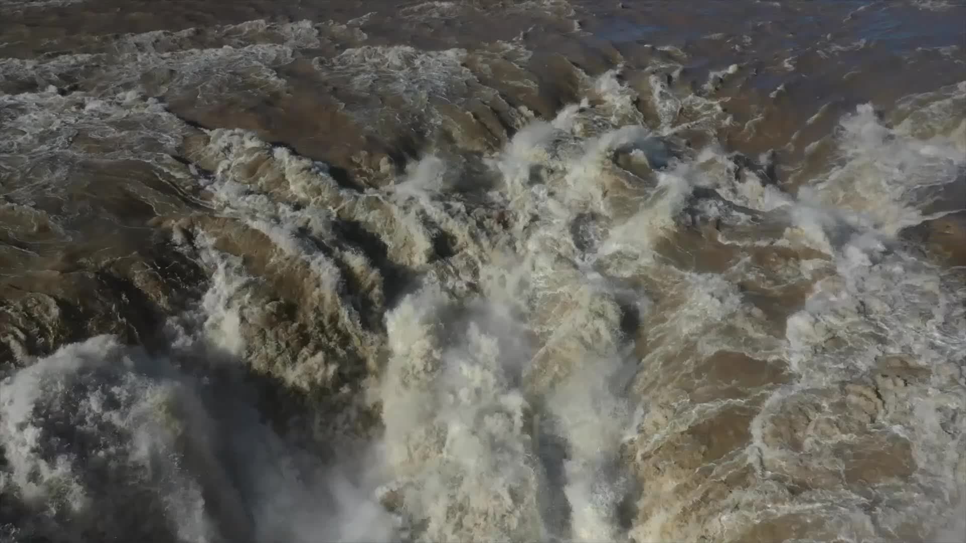 กระแสน้ำไหลซ่านเซ็น เนรมิต 'สะพานสายรุ้ง' เหนือน้ำตกหูโข่ว