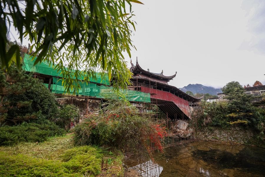 พาชม 'สะพานไม้โค้งมีหลังคา' เก่าแก่เป็นเอกลักษณ์ในเจ้อเจียง