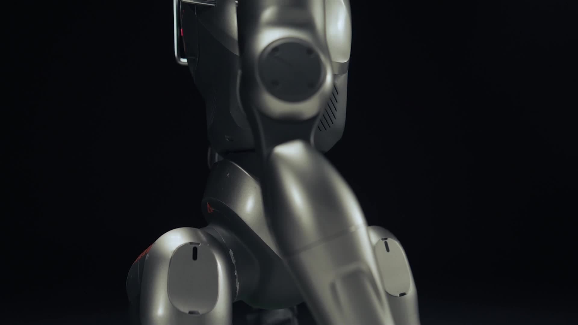 บริษัทจีนเปิดตัว 'หุ่นยนต์ฮิวแมนนอยด์' ลุกยืนท่ายาก หมุนเอว 320 องศา