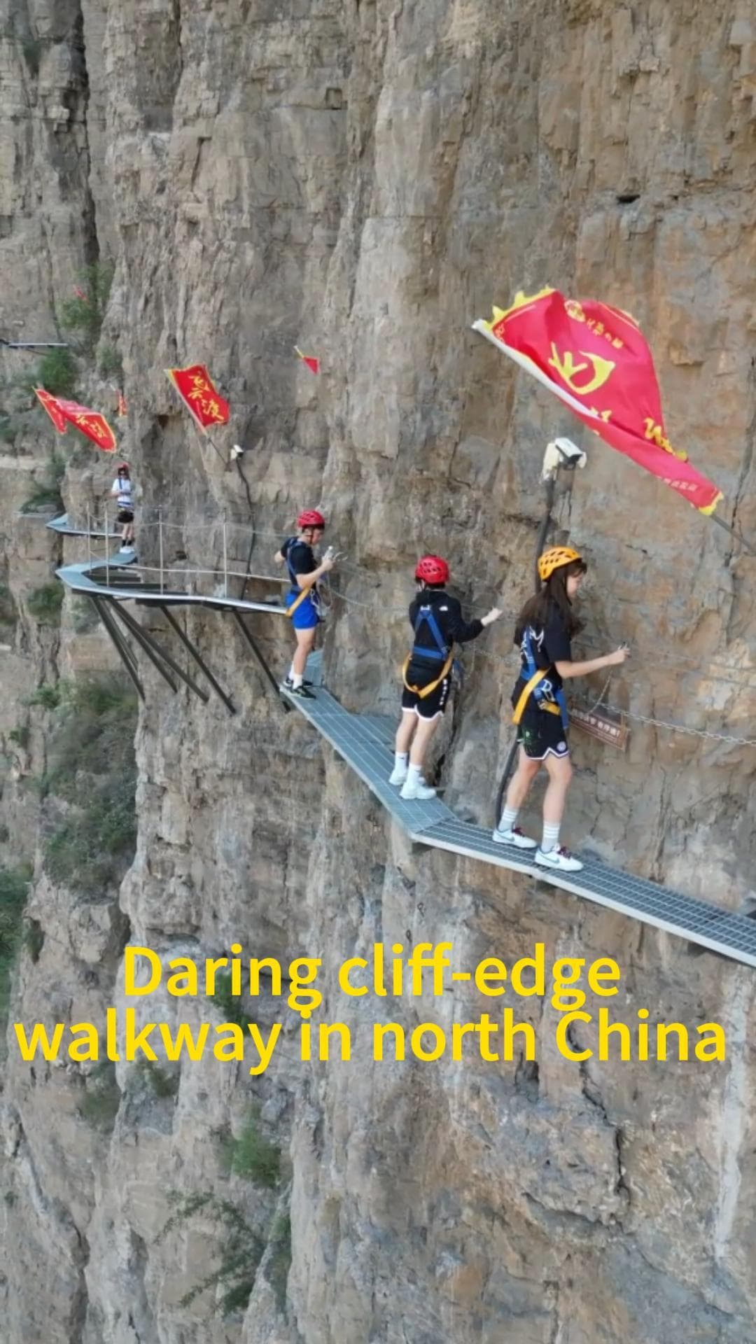 แค่มองก็ขาสั่น! กิจกรรม 'เดินเลียบริมผา' ชมวิวสุดหวาดเสียวในซานซี