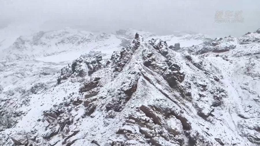 ขุนเขาแดน 'ป่าหิน' ห่มหิมะขาวในซินเจียง