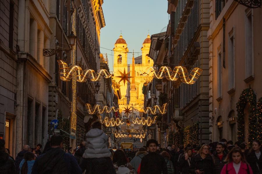 ไฟประดับ 'กรุงโรม' สว่างไสว เติมความอบอุ่นยามหนาว