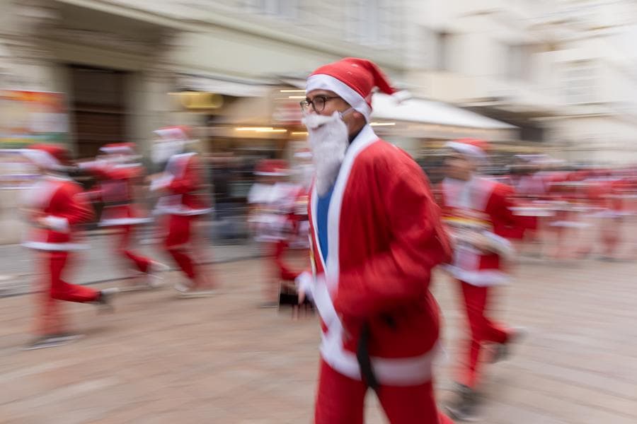 กองทัพซานต้า' ร่วมวิ่งการกุศลในบูดาเปสต์