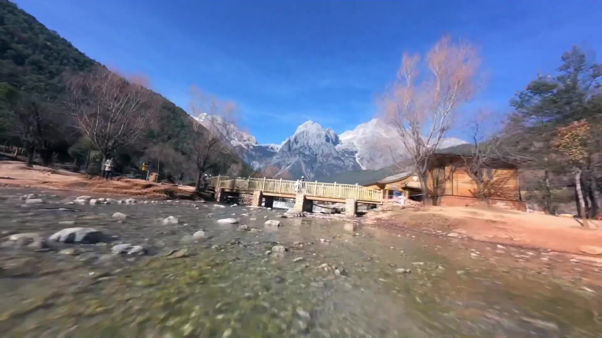 บินโดรนชมวิว 'หุบเขาพระจันทร์สีน้ำเงิน' แห่งลี่เจียง