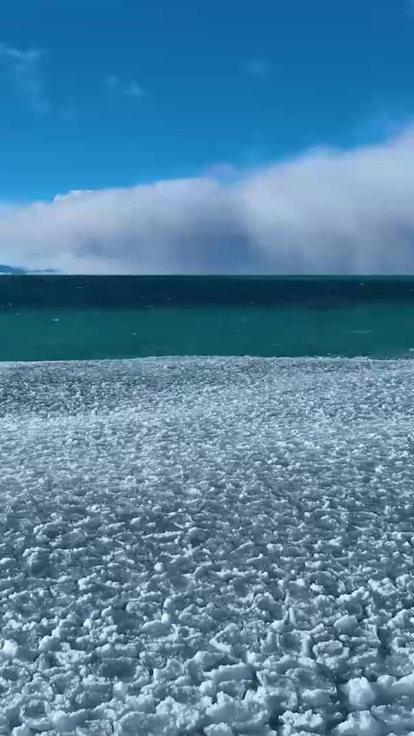 แพนเค้กน้ำแข็ง' ลอยทะเลสาบในซินเจียง