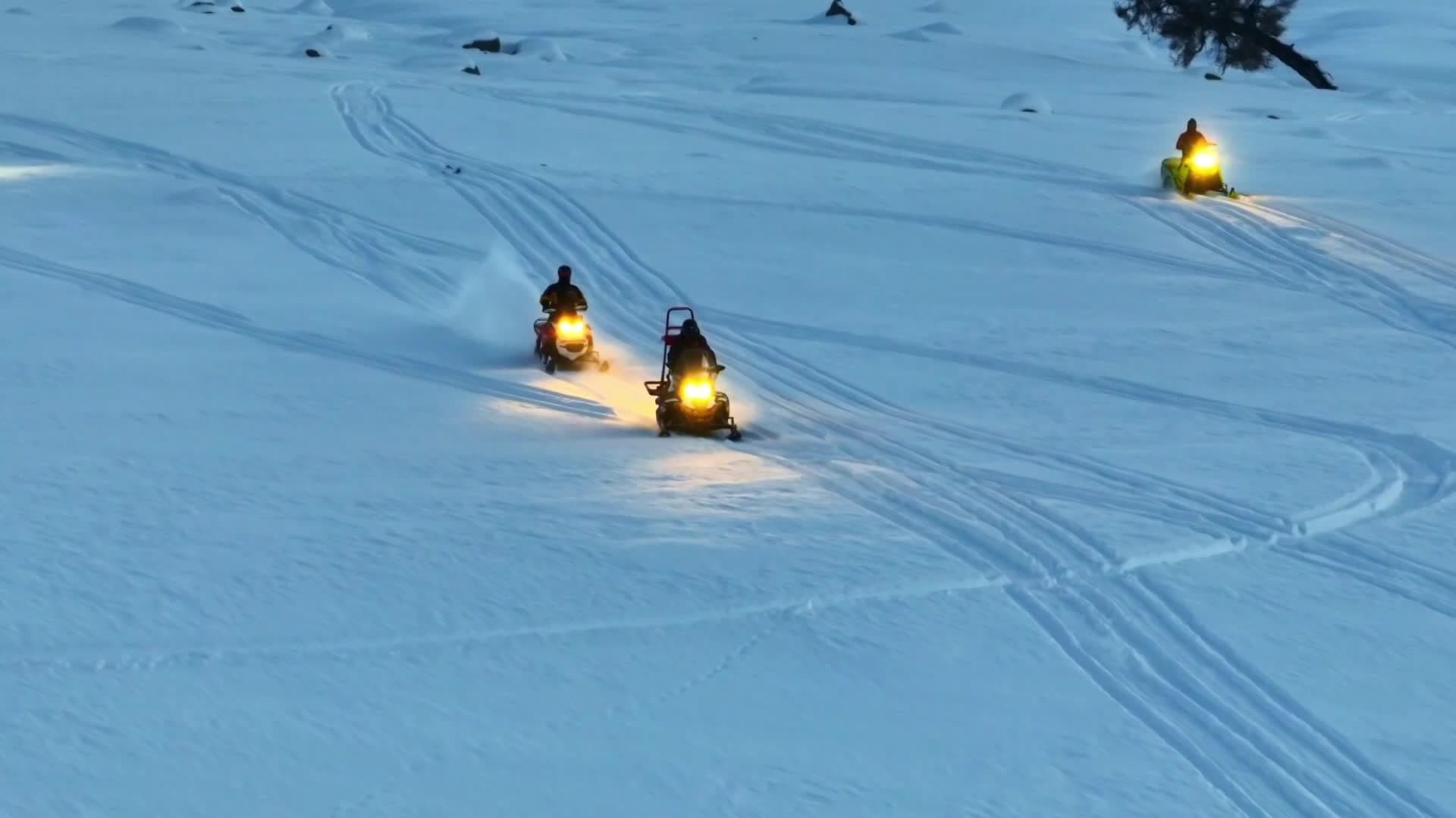 แสงสีสุดโรแมนติกอาบไล้เนินเขาห่มหิมะในซินเจียง