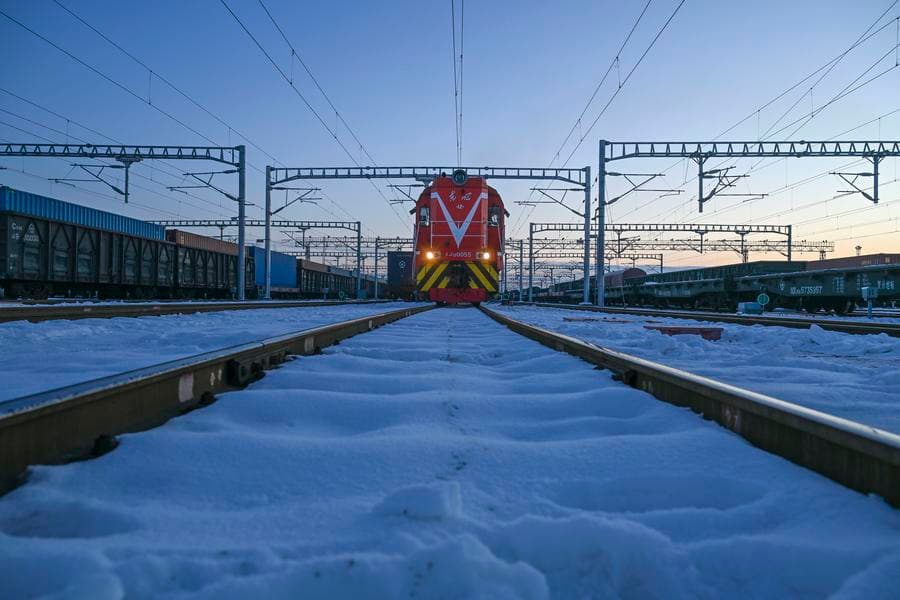 ลัดเลาะชม 'ด่านฮั่วเอ่อร์กั่วซือ' ศูนย์กลางทางรถไฟในซินเจียง