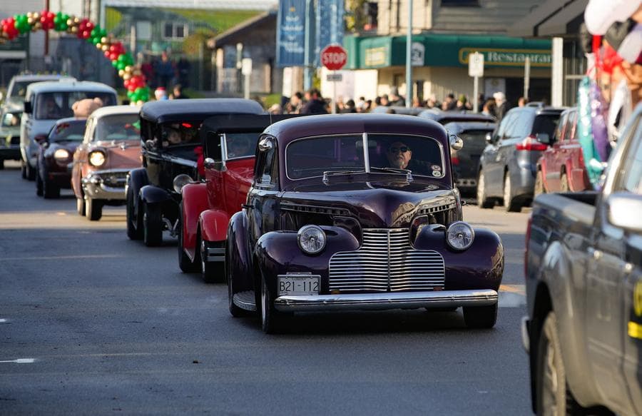 ทัพ 'รถยนต์คลาสสิก' อวดโฉมรับเทศกาลคริสต์มาสในแคนาดา