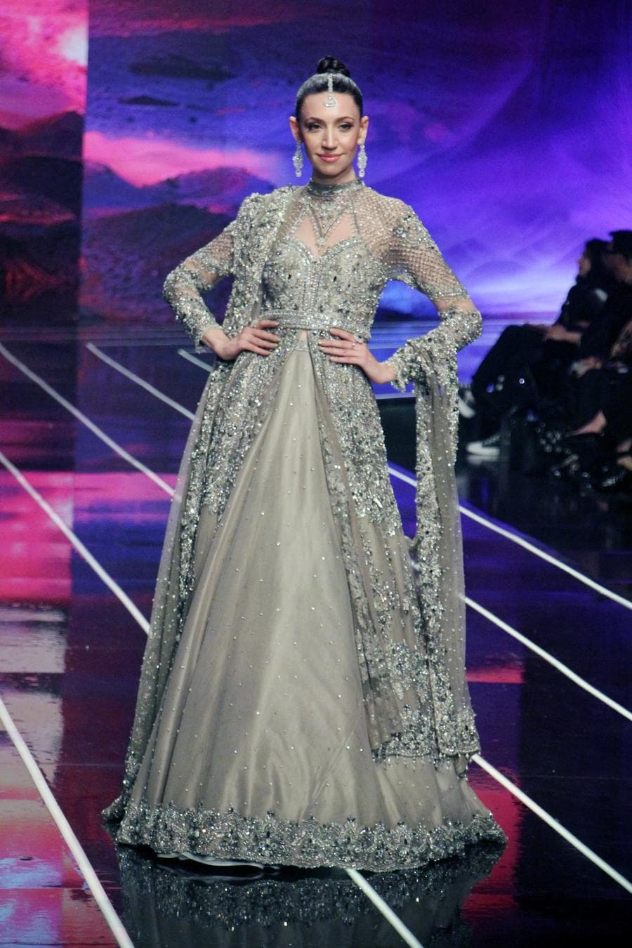 Asia Album : เหล่านางแบบเดินอวดโฉม 'ชุดเจ้าสาว' สไตล์กูตูร์สุดประณีตในปากีฯ