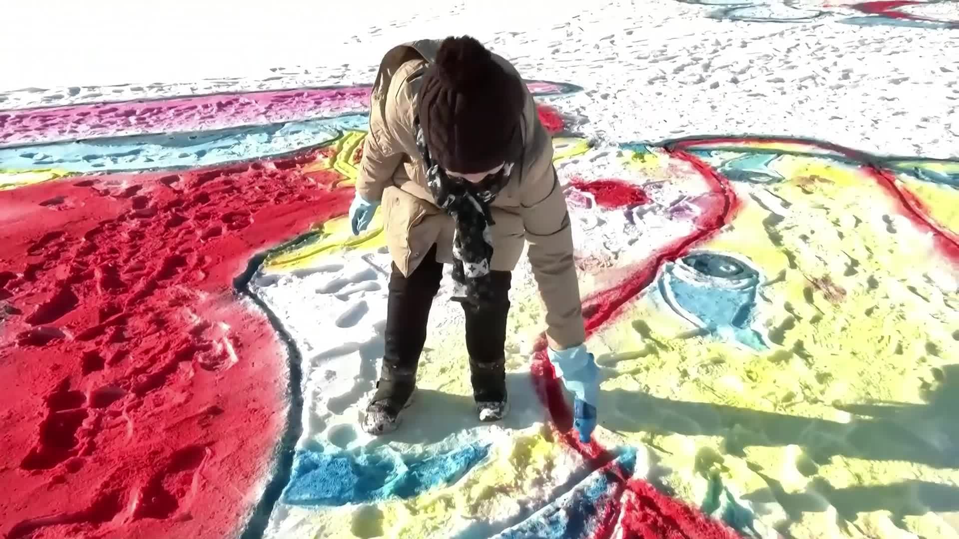 ครูจีนเนรมิตมาสคอต 'เอเชียนเกมส์ ฤดูหนาว' บนหิมะในเฮยหลงเจียง