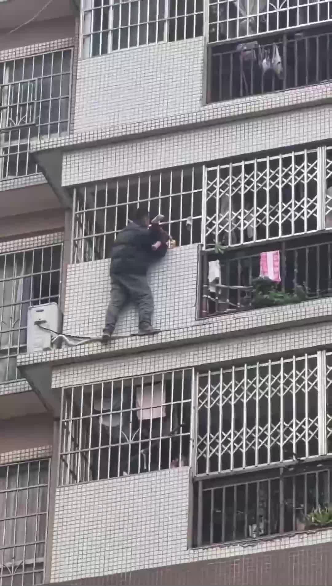 พลเมืองดีปีนตึกชั้น 8 ช่วยชีวิต 'เด็กติดตะแกรงเหล็ก' ในกว่างซี