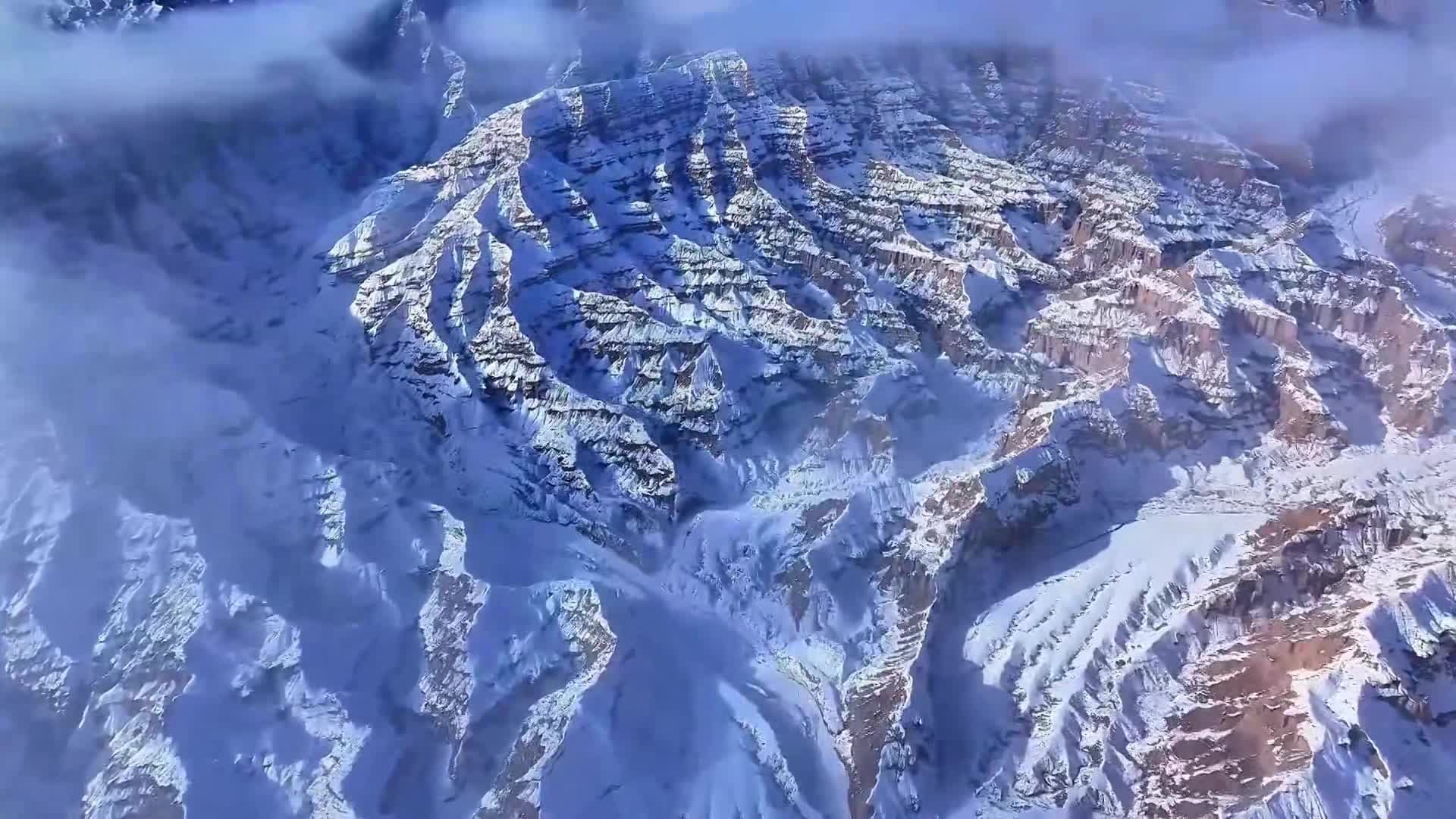 หิมะขาวห่มคลุม 'ทางหลวง' กลางขุนเขาในซินเจียง