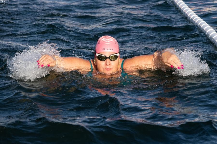 ฮังการีแข่ง 'ว่ายน้ำ' กลางอากาศหนาวเย็น