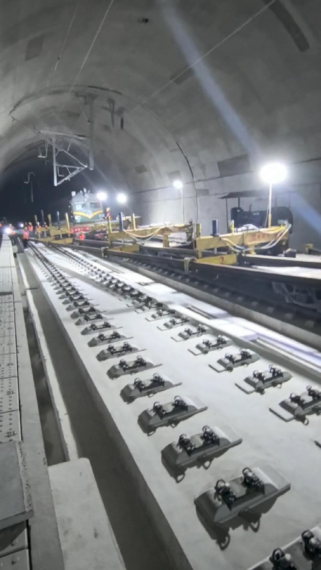 จีนใช้เครื่องจักรอัตโนมัติวาง 'หมอนรถไฟ' ระยะ 500 ม. เสร็จใน 8 นาที