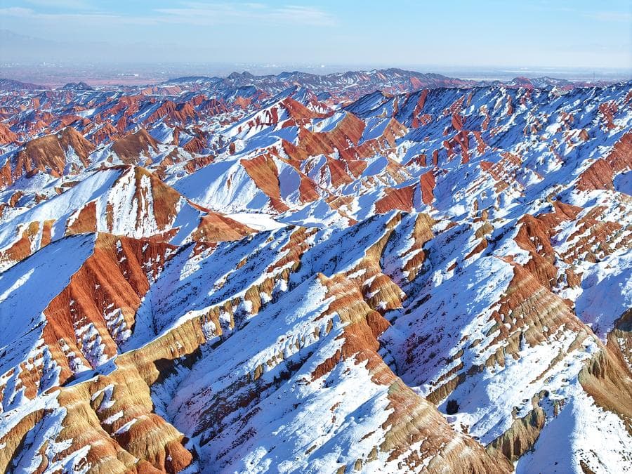 หิมะขาวห่มภูมิลักษณ์ 'ตานเสียสีรุ้ง' ในกานซู่