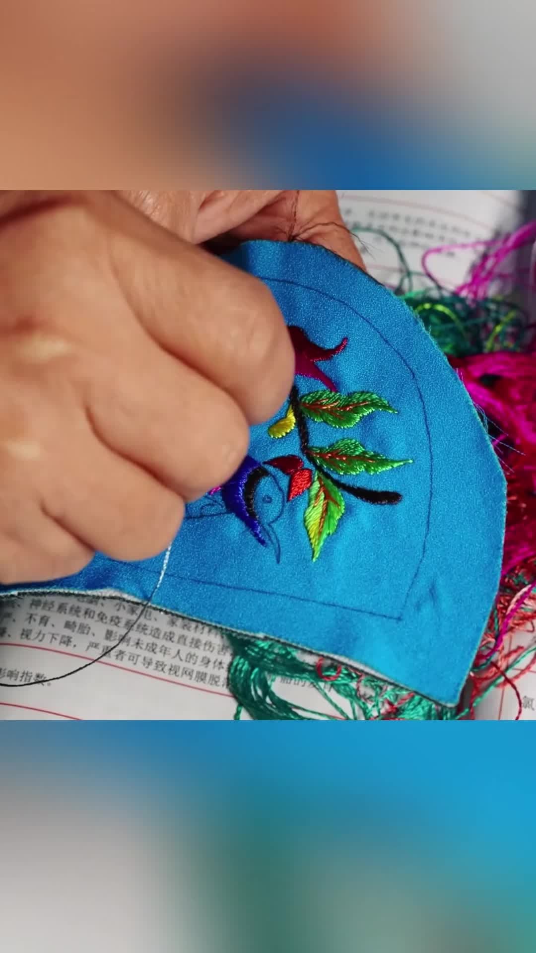 ลวดลายปักสุดประณีตบน 'เครื่องแต่งกายดั้งเดิม' ของชาวจ้วงในยูนนาน