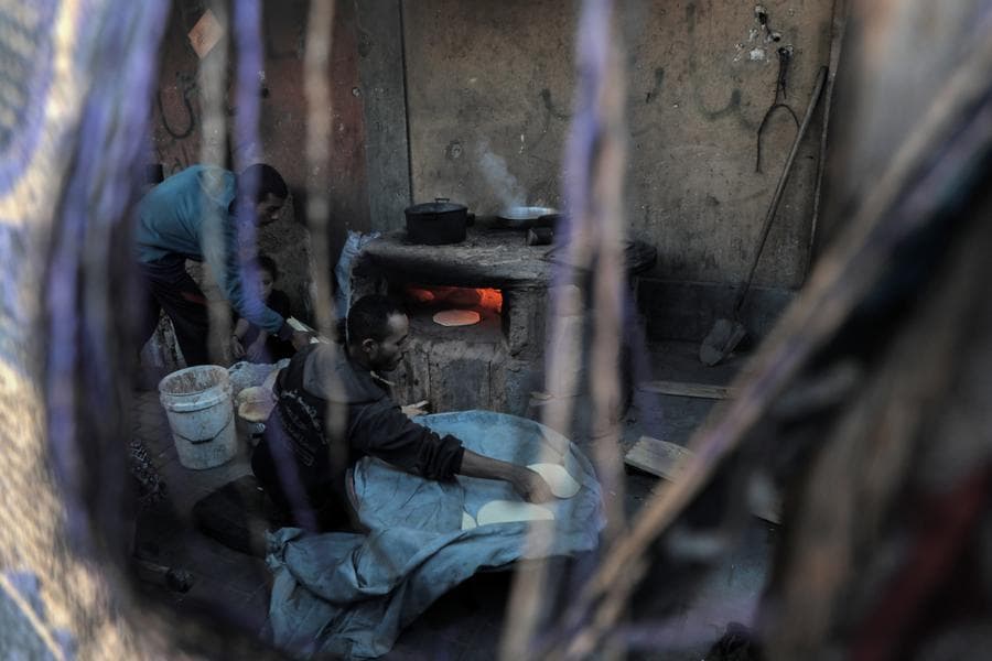 ชาวปาเลสไตน์ใช้เตาดินเหนียวอบ 'ขนมปัง' ประทังชีวิตในข่านยูนิส