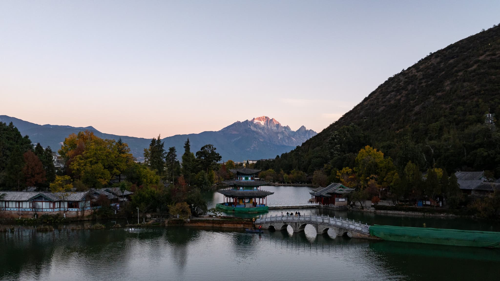 ทิวทัศน์ 'ภูเขาหิมะอวี้หลง' ยามแสงอาทิตย์อาบไล้