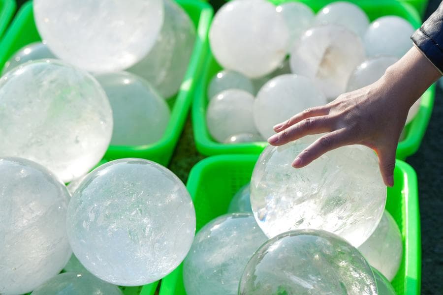 ตลาด 'คริสตัล' ในเจียงซู เปิดขายคึกคักนับพันแผง