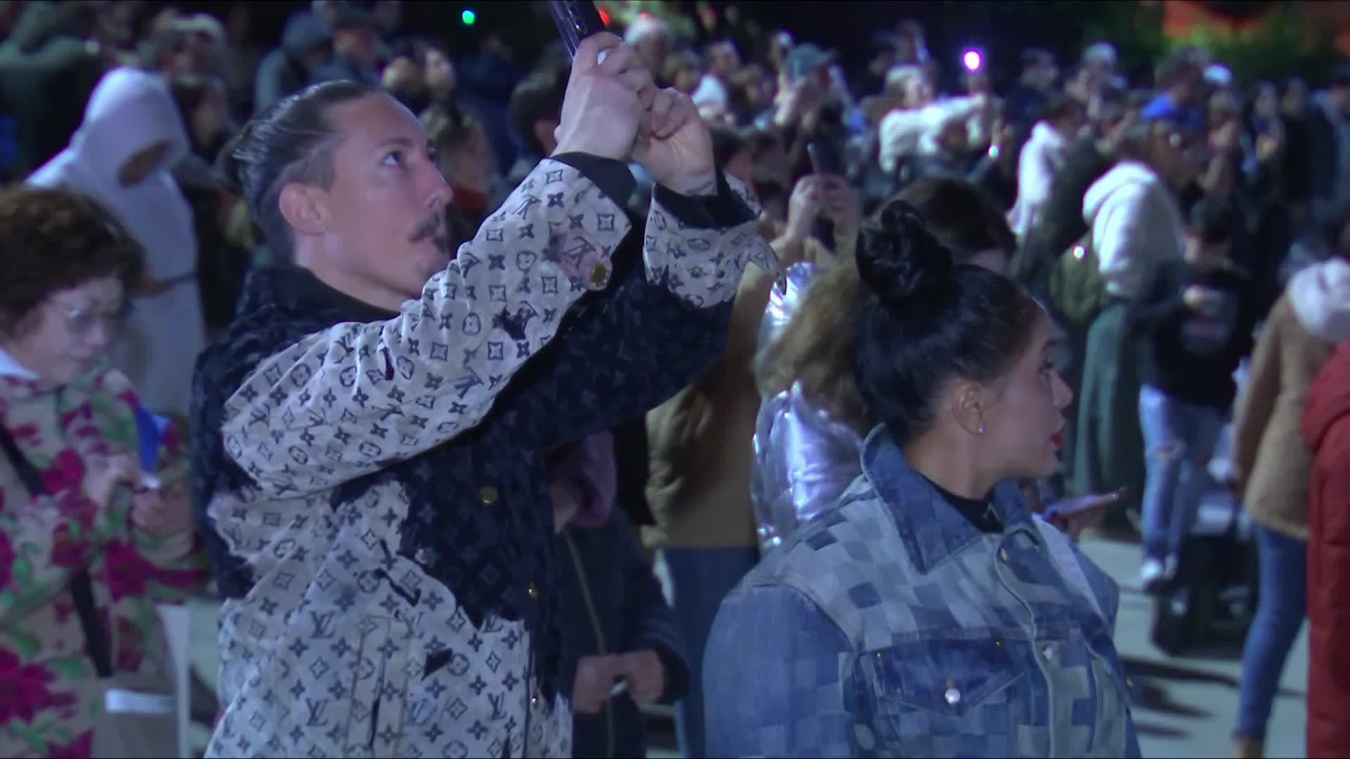 สเปนประดับไฟหน้า 'ซากราดาฟามิเลีย' ต้อนรับคริสต์มาส