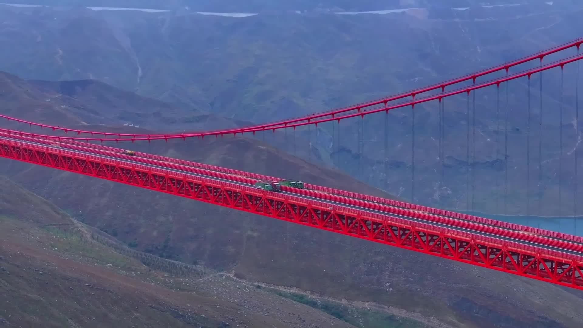 น่าทึ่ง! รถบรรทุก 72 คัน วิ่งทดสอบ 'สะพาน' สูงชะลูดในกุ้ยโจว