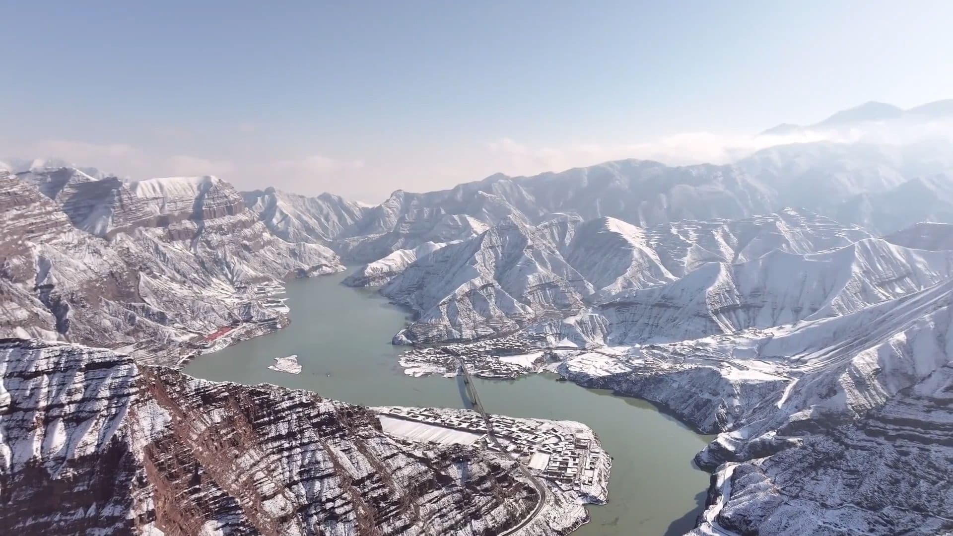 ขุนเขาสูงห่มหิมะขาว แม่น้ำไหลคดเคี้ยวในชิงไห่