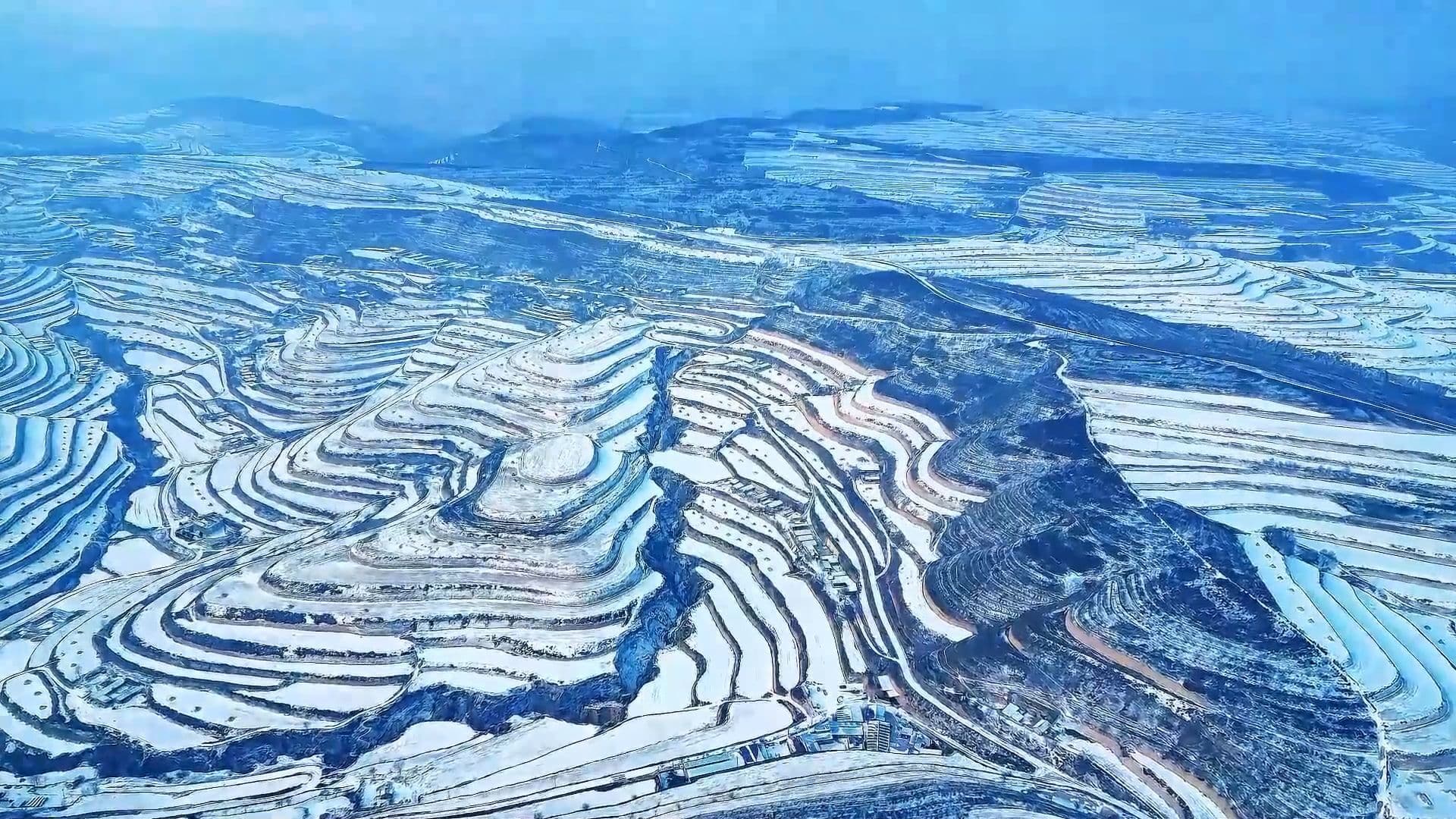 หิมะห่มคลุม 'นาขั้นบันได' ขาวโพลนในหนิงเซี่ย