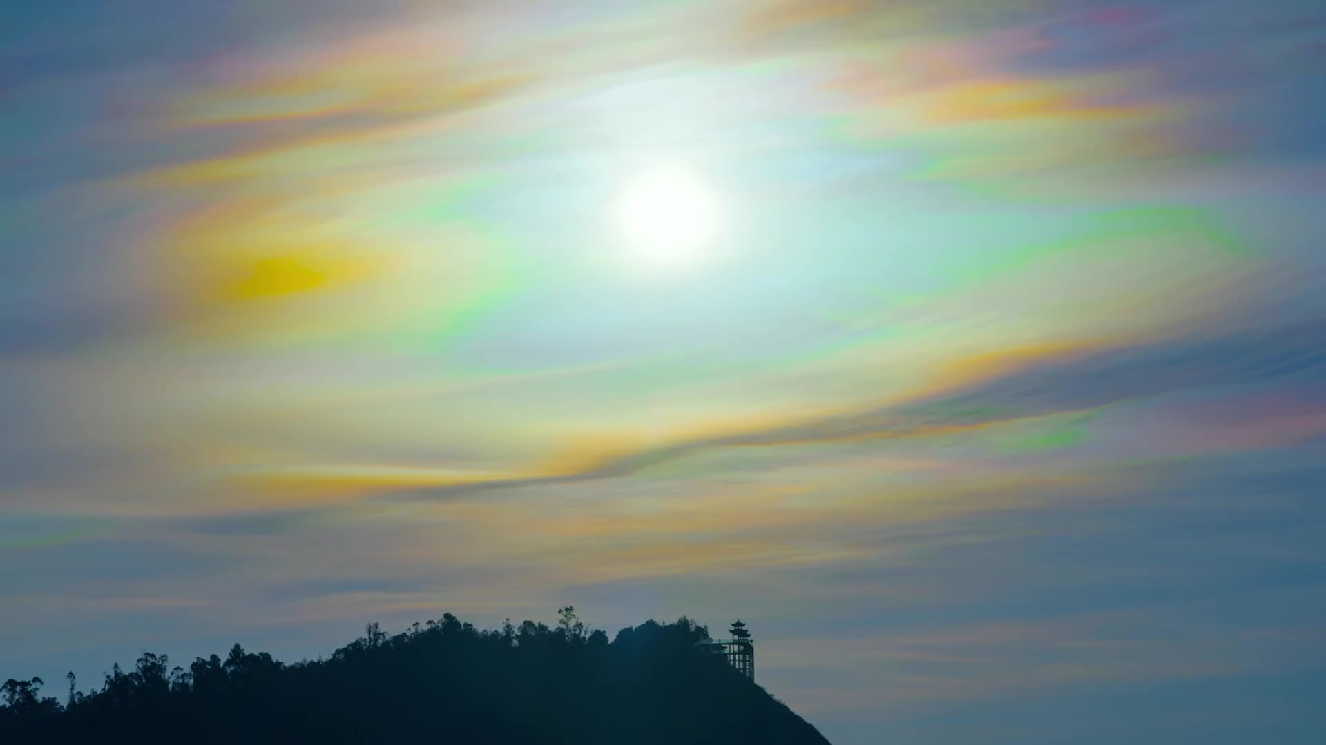 ปรากฏการณ์ 'เมฆสีรุ้ง' แต้มสีสันกลางฟ้าในยูนนาน